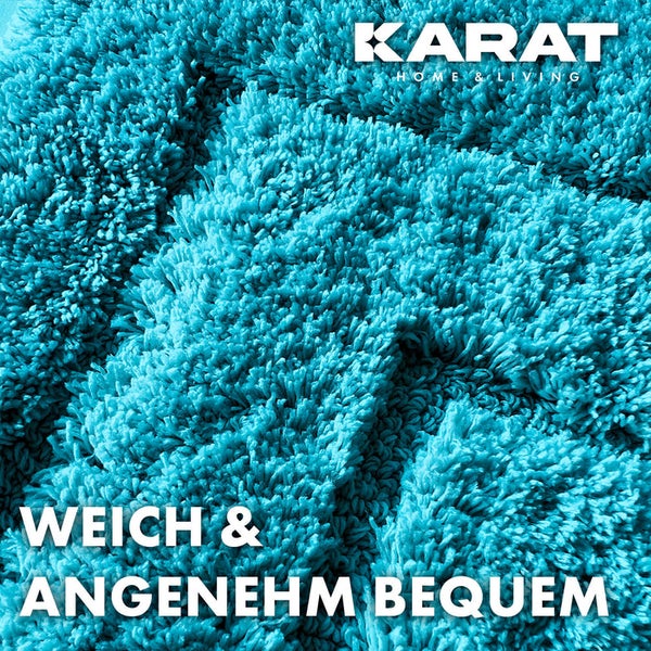 Detailansicht eines blauen Hochflorteppichs.