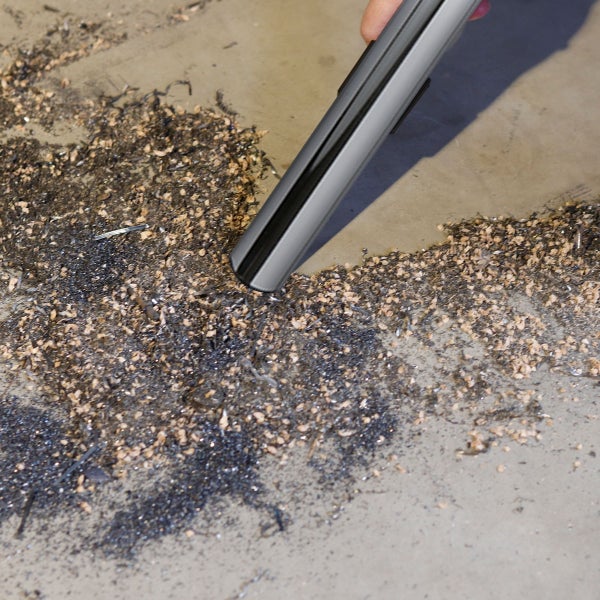 Staubsaugerdüse saugt Metallspäne auf