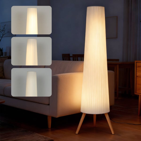 Moderne Stehleuchte mit dreibeinigem Holzfuß und hohem, plissiertem Textilschirm im Wohnzimmer, inklusive Darstellung der drei Helligkeitsstufen.