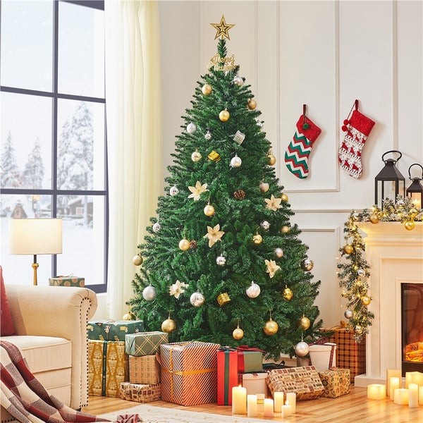 Geschmückter Weihnachtsbaum mit Geschenken in einem Wohnzimmer