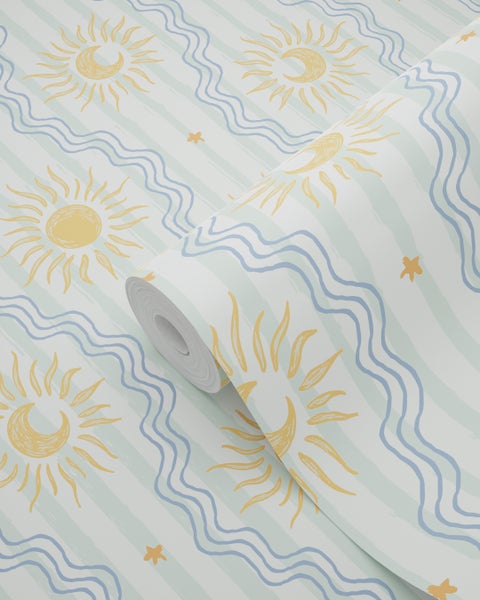 Vliestapete mit Sonnen-, Mond-, Sterne- und Wellenmuster für das Kinderzimmer.