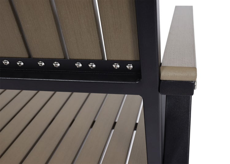 Detailaufnahme eines Gartenstuhls mit Armlehne aus Metall und Holzlatten