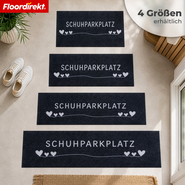 Vier Fußmatten in verschiedenen Größen mit der Aufschrift Schuhparkplatz und Herzmotiven vom Hersteller Floordirekt.