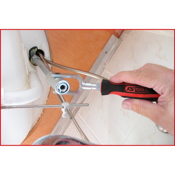 Installation eines Waschbeckens mit einem Spezialschlüssel von KS Tools