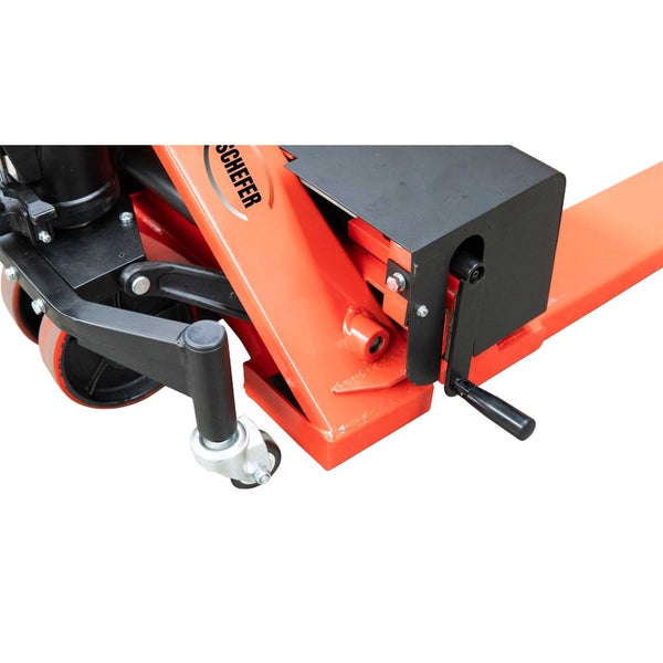 Detailansicht eines Schefer Hubwagens mit Lenkrollen und Metallmechanik in Orange und Schwarz.