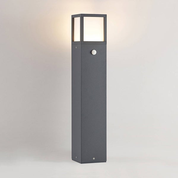 Moderne Außenstandleuchte in Anthrazit mit Bewegungsmelder und würfelförmigem Lichtkopf.