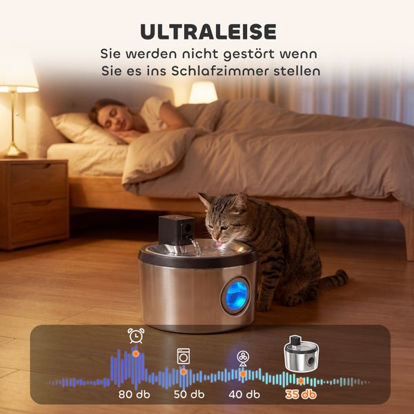 Katze trinkt aus Edelstahl-Trinkbrunnen im Schlafzimmer, ultra-leiser Betrieb mit nur 35 Dezibel.