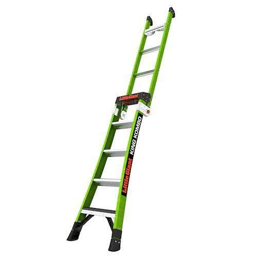 Grüne Little Giant King Kombo Mehrzweckleiter aus Glasfaser in Anlehnposition.