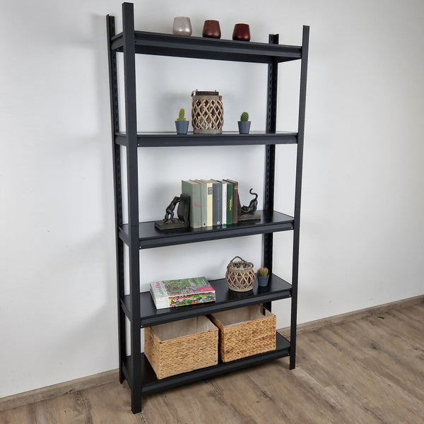 Schwarzes Metallregal mit fünf Ablagen, dekoriert mit Büchern, Pflanzen und Körben