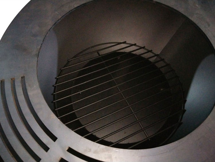 Innenansicht einer Feuerschale mit Grillrost