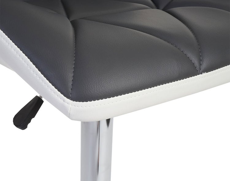 Detailaufnahme von einem Barhocker mit Lederbezug und Höhenverstellung