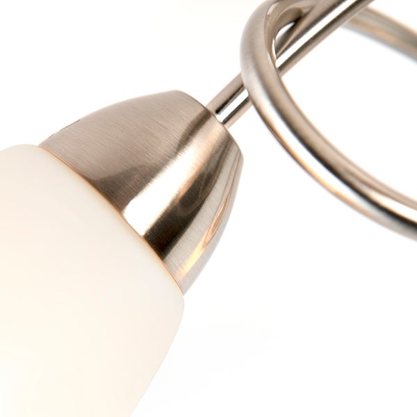 Detailaufnahme einer Deckenleuchte mit schwenkbarem Spot