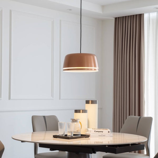 Pendelleuchte in Kupfer mit Maßen: Gesamthöhe 142 Zentimeter, Durchmesser 35 Zentimeter, Schirmhöhe 17 Zentimeter.