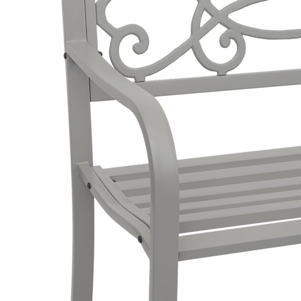 Detailansicht einer grauen Gartenbank aus Metall mit Armlehne, Sitzfläche aus Querstreben und verzierter Rückenlehne.