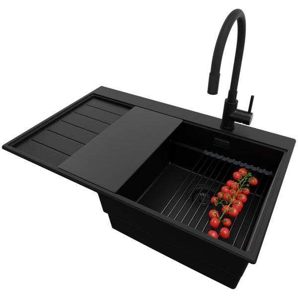 Schwarze Küchenspüle mit Abtropffläche, Schneidebrett und Armatur