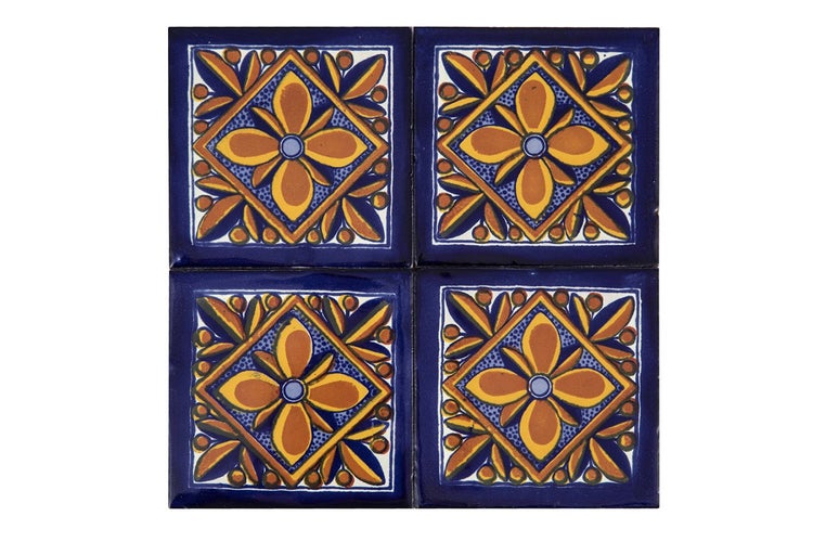 Vier dekorative Fliesen mit Blumenmuster