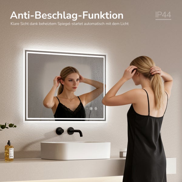LED Badspiegel mit Anti-Beschlag-Funktion und Spritzwasserschutz IP44 in einem modernen Badezimmer über einem weißen Waschbecken.