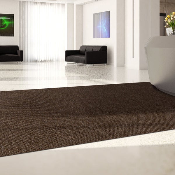 Braune Schmutzfangmatte im Eingangsbereich eines Gebäudes