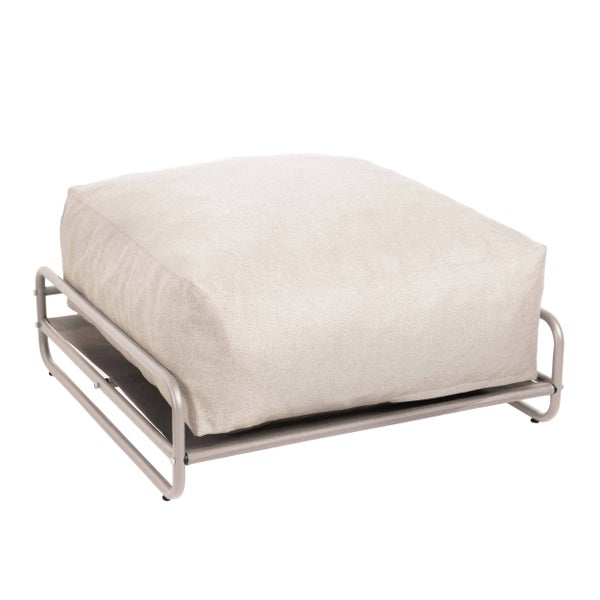 Quadratischer Gartenhocker mit grauem Metallgestell und beigem Textilkissen.