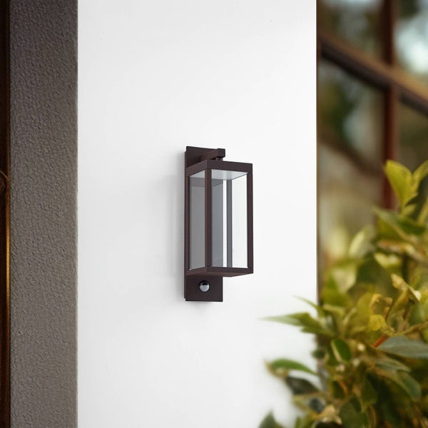 Moderne rechteckige Außenwandleuchte aus Metall und Glas mit integriertem Bewegungsmelder an einer Hauswand.