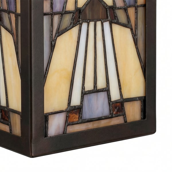 Nahaufnahme einer Tiffany-Wandleuchte mit geometrischen Glasmustern