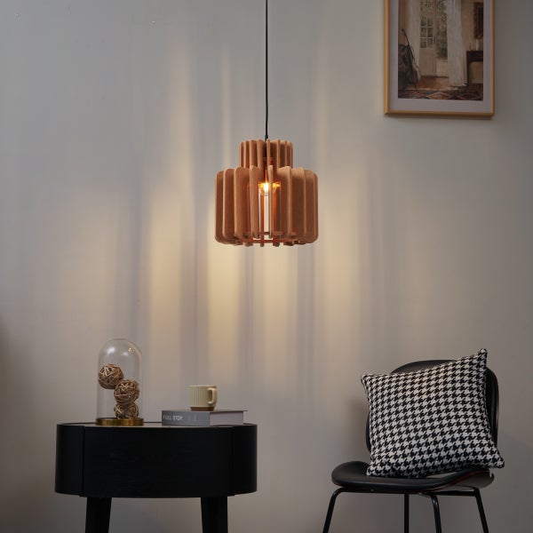 Moderne Pendelleuchte mit Lamellenschirm aus Holz in einem hellen, minimalistischen Raum mit Stuhl und Beistelltisch.