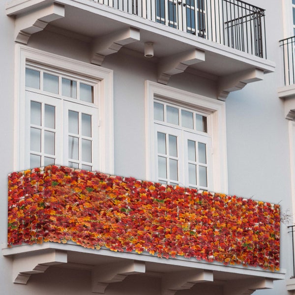 Balkon mit Sichtschutz aus herbstlichen Blättern