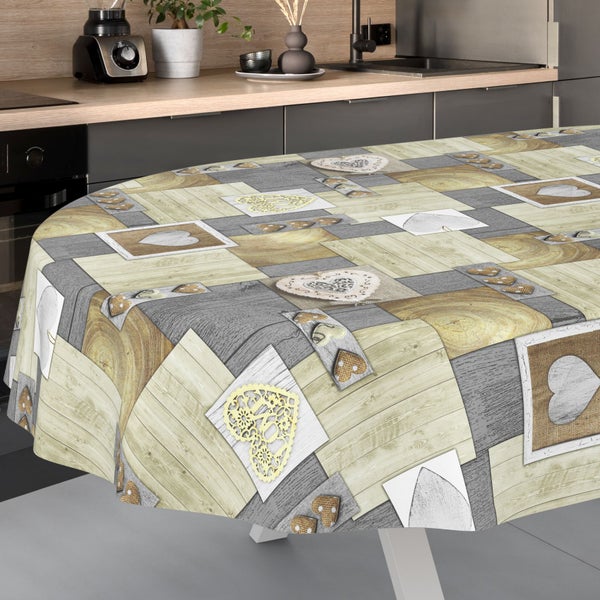 Ovale Tischdecke mit Patchwork-Muster in Holzoptik und Herzmotiven in einer Küche.