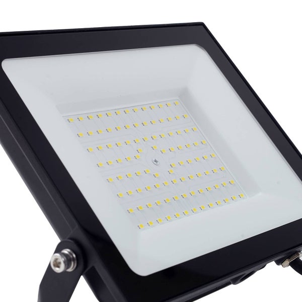 LED-Außenstrahler in Schwarz mit vielen LED-Dioden und Montagebügel.
