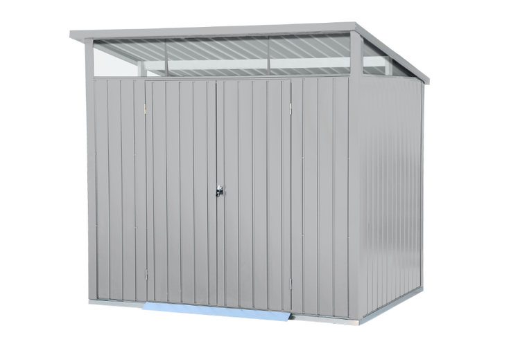 Kletterturm aus Naturholz mit hellgrüner Rutsche, Schaukel, Kletterwand, Kletternetz und Spielhaus.