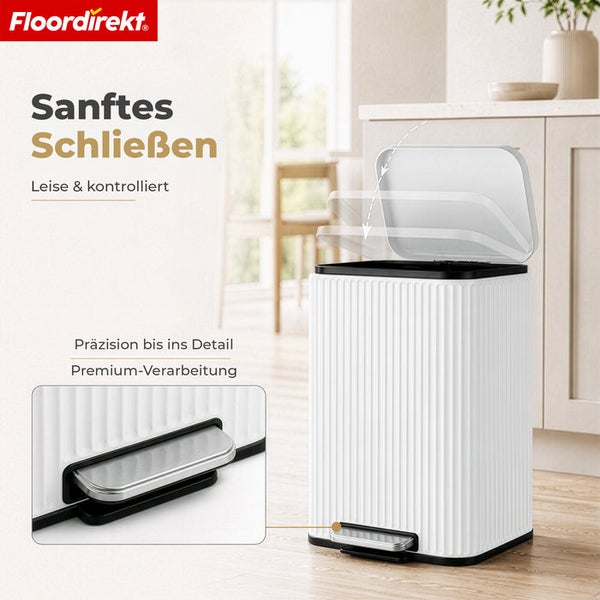 Floordirekt Logo. Geriffelter weißer Treteimer mit Soft-Close-Deckel in einer hellen Küche. Eine Detailansicht zeigt das Fußpedal aus Metall.