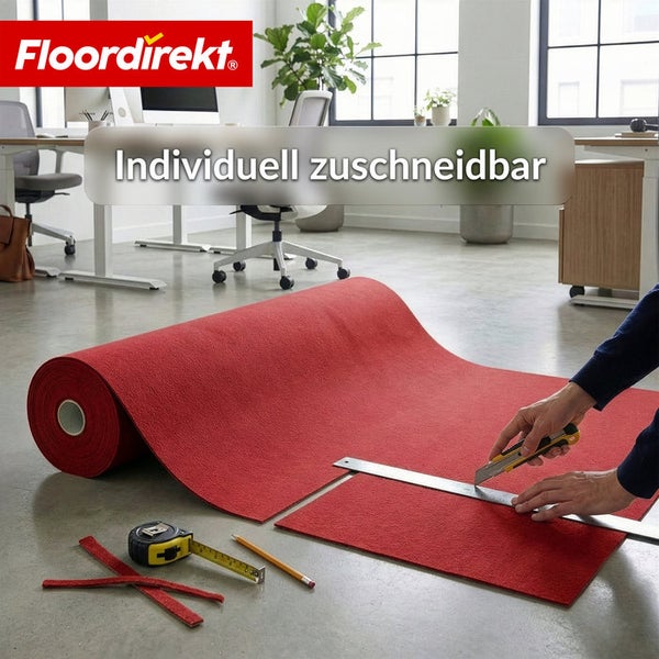 Büroszene mit roter Teppichrolle, die mit einem Cuttermesser zugeschnitten wird. Floordirekt Logo.