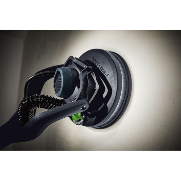 Festool Langhalsschleifer Planex im Einsatz beim Schleifen einer Wand mit LED-Lichtring zur Oberflächenkontrolle.
