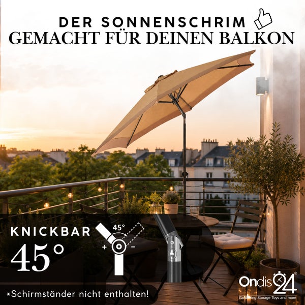 Knickbarer Balkonschirm auf einem Balkon mit Sitzgruppe und Stadtansicht, 45 Grad Neigung. Schirmständer nicht enthalten. Ondis24 Logo.