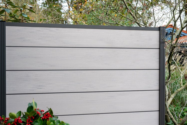 Gartenzaun aus Kunststoff und Metall