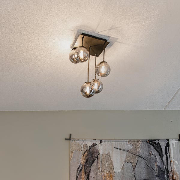 Deckenleuchte mit mehreren Glaskugeln