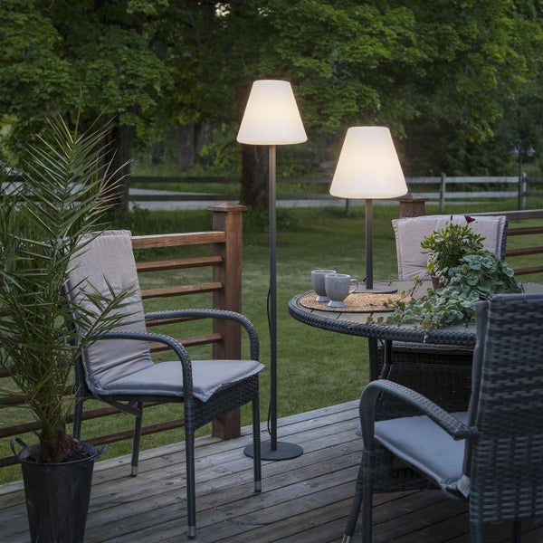 Terrasse mit Tisch, Stühlen und zwei Stehlampen