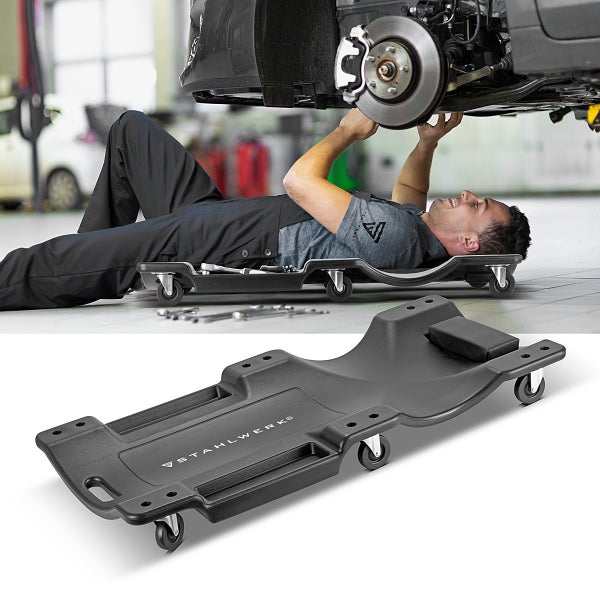 Werkstattliege mit Mechaniker unter Auto für Reparaturen und detaillierte Produktansicht