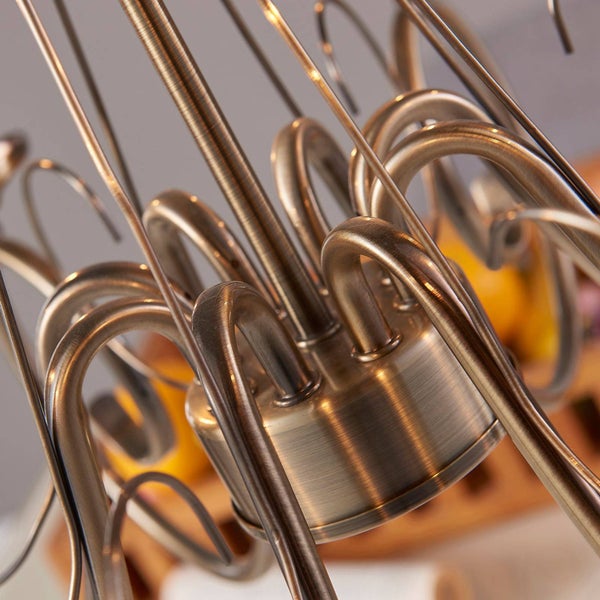 Detailaufnahme einer Pendelleuchte mit Metallgestell