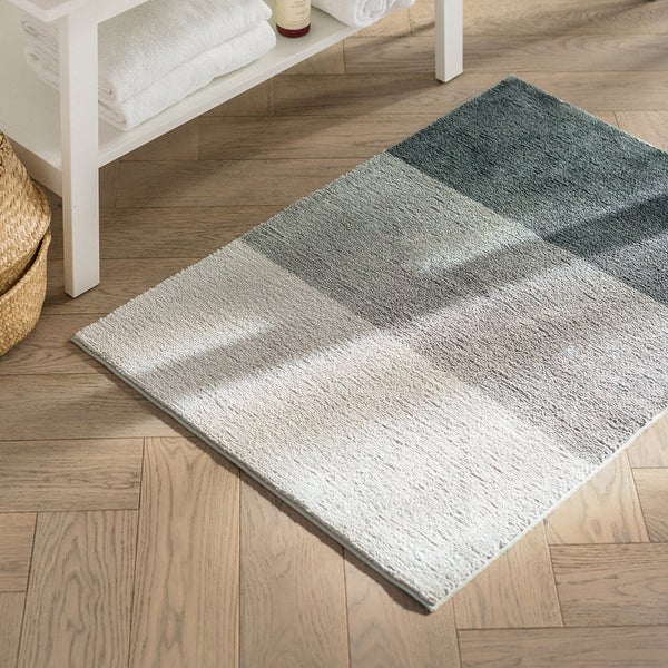 Badezimmer mit Badteppich und Badregal