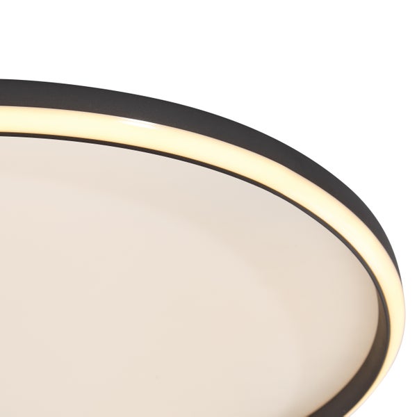 Detailaufnahme einer runden Deckenleuchte mit LED-Beleuchtung