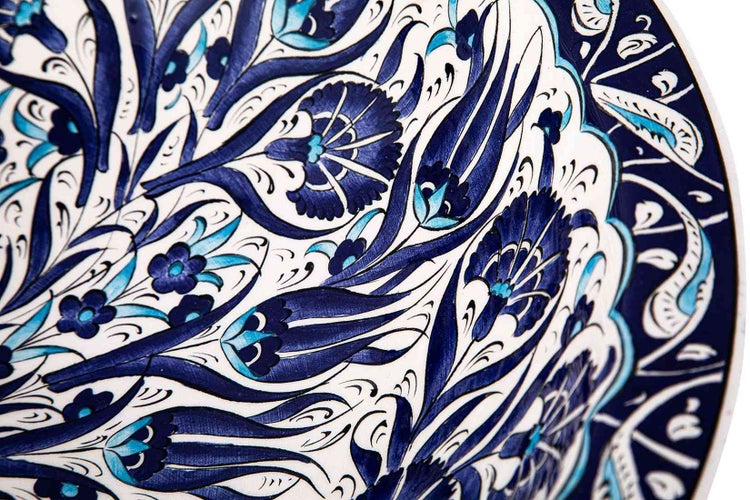 Dekorative Keramikschale mit floralem Muster