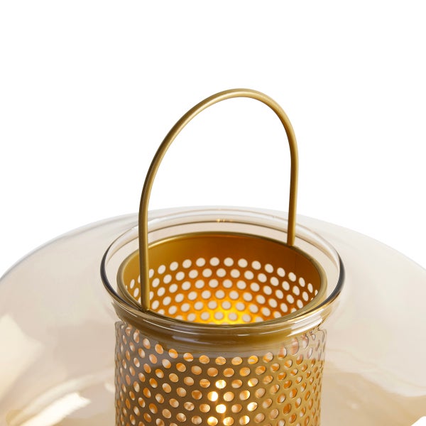 Windlicht mit goldenem Metalleinsatz und Tragegriff