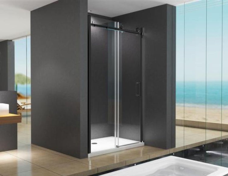 Moderne Duschkabine mit Schiebetür in einem Badezimmer mit Meerblick