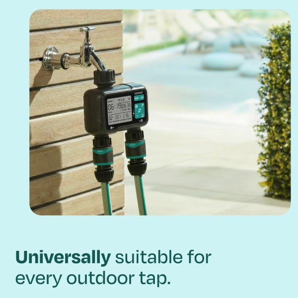 Digitale Bewässerungsuhr mit zwei Anschlüssen und VONROC Logo an einem Außenwasserhahn, montiert an einer Holzwand mit zwei Gartenschläuchen.