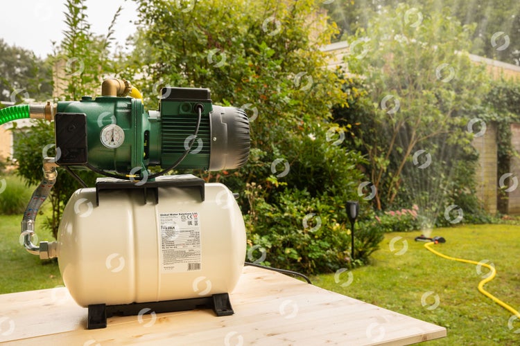 Hauswasserwerk zur Gartenbewässerung auf einem Holztisch