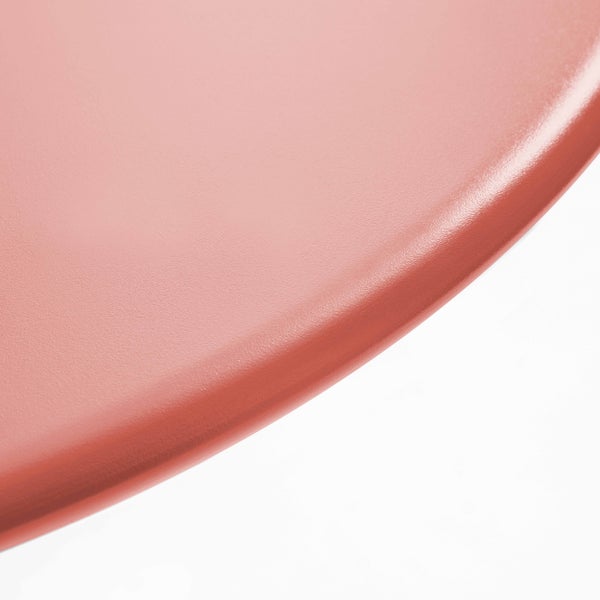 Nahaufnahme eines pulverbeschichteten Möbelfußes aus Metall mit einem Bodengleiter aus Kunststoff.