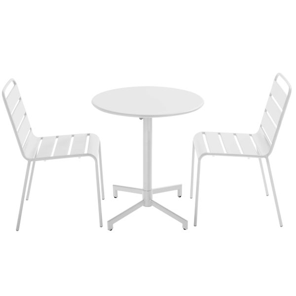Weißes Bistro-Set aus Metall bestehend aus einem runden Tisch und zwei Stühlen mit Lattendesign.