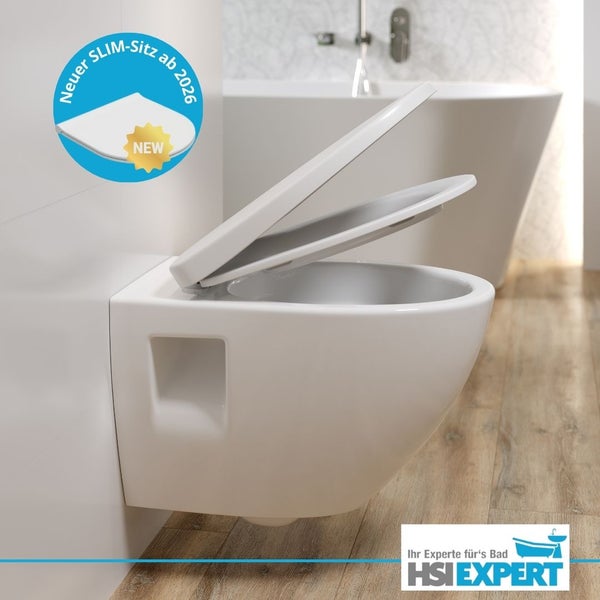 Wandtoilette mit flachem Sitz in hellem modernem Badezimmer mit Badewanne. Hinweis auf neuen flachen Sitz ab 2026. HSI EXPERT Logo.