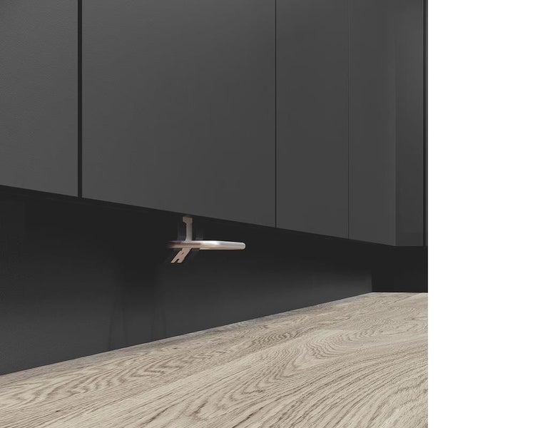 Metallhalterung für Küchensockel montiert unter einem Unterschrank über einem Holzfußboden in einer organisierten Küche.